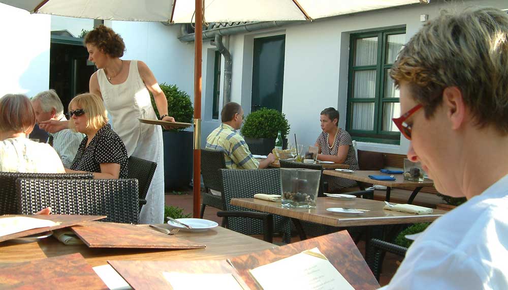tuin van restaurant vol met gasten